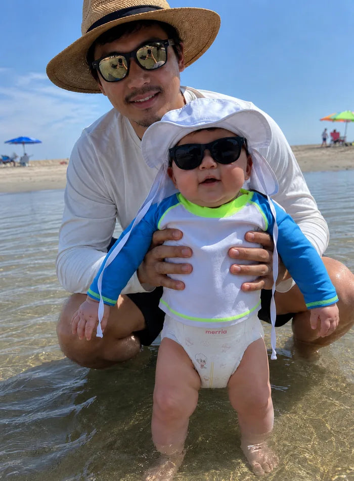 Bé cười tươi trong vòng tay ba mẹ cùng Merria