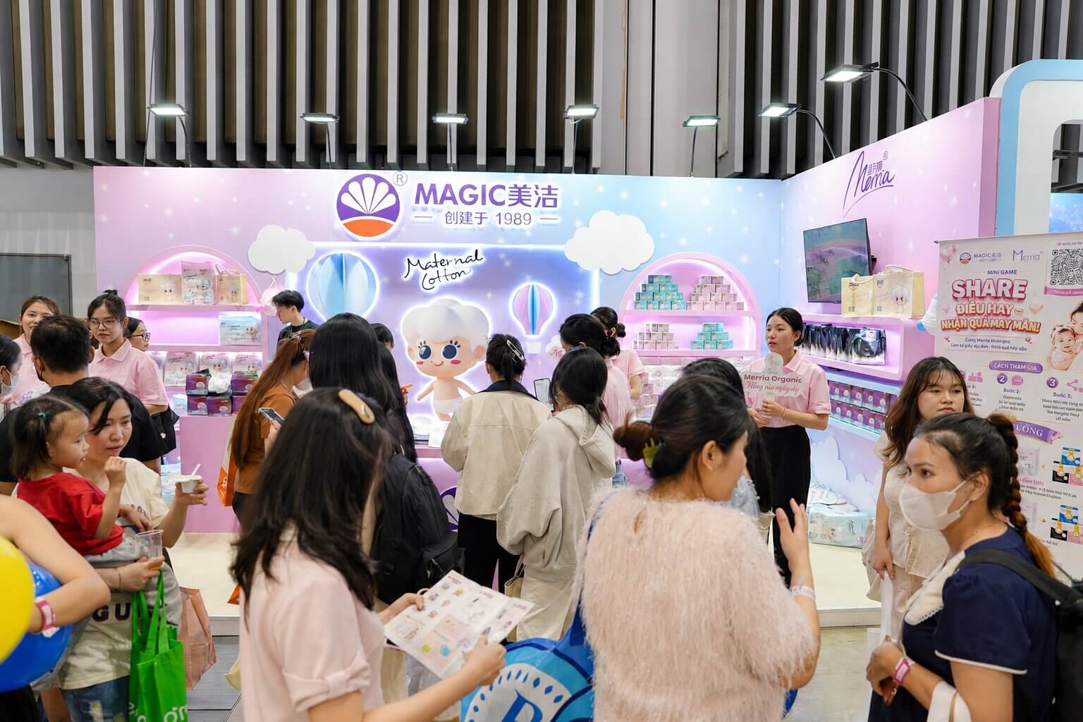Khách hàng tham gia mini game